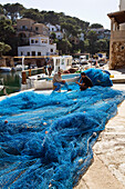 Zwei Fischer flicken ihre Netze im Hafen von Cala Figuera, Mallorca, Balearen, Mittelmeer, Spanien, Europa