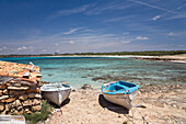 Zwei Boote am Strand im Sonnenlicht, Platja d'es Caragol, Mallorca, Balearen, Mittelmeer, Spanien, Europa