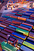 Container im Containerhafen bei Nacht, Hamburger Hafen, Deutschland