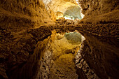 Vulkanische Höhle mit Süßwasser, See, Cueva de los Verdes, Lichtdesign von Künstler und Architekt Cesar Manrique, UNESCO Biosphärenreservat, Lanzarote, Kanarische Inseln, Spanien, Europa