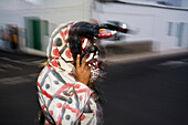 Los Diabletes, Person trägt Teufelsmaske, Tradition, Karneval, Teguise, Lanzarote, Kanarische Inseln, Spanien, Europa