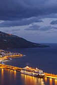 Kreuzfahrt, Kreuzfahrtschiff Aida, im Hafen Santa Cruz de la Palma, Abenddämmerung, blaue Stunde, UNESCO Biosphärenreservat, La Palma, kanarische Inseln, Spanien, Europa