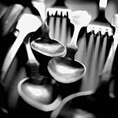 cubiertos,  tenedores y cucharas.
