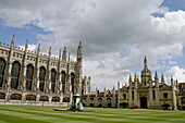 King´s College,  King´s College Chapel,  Front Court,  Statue of Henry VI,  Gatehouse,  Cambrigde,  Cambrigdeshire,  England,  Great Britain