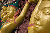 Goldene Figuren an einem buddhistischen Tempel, Phnom Penh, Kambodscha, Asien