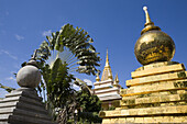 Goldene Stupa eines Wats im Sonnenlicht, Phnom Penh, Kambodscha, Asien