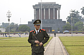 Soldat vor dem Ho-Chi-Minh Mausoleum in Hanoi, Provinz Ha Noi, Vietnam, Asien
