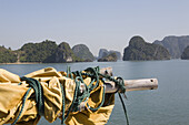 Blick auf Inseln und Felsen in der Halong Bucht im Golf von Tonkin, Vietnam, Asien