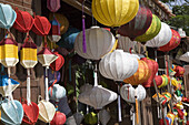 Bunte Lampions vor einem Laden, Hoi An, Provinz Quang Nam, Vietnam, Asien