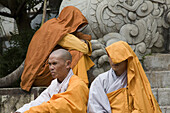 Buddhistische Mönche auf den Stufen der Linh Son Pagode in Dalat, Provinz Lam Dong, Vietnam, Asien