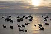Fischerboote im Hafen von Mui Ne bei Sonnenuntergang, Provinz Binh Thuan, Vietnam, Asien