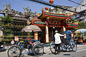 Rikschas vor chinesischer Pagode im Stadtteil Cholon, Saigon, Hoh Chi Minh City, Vietnam, Asien