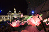 Hotel de Ville, beleuchtete Blumen vor dem Rathaus im Zentrum von Saigon, Hoh Chi Minh City, Vietnam, Asien