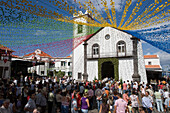 Kirche und Prozession bei religiösem Fest, Ponta Delgada, Madeira, Portugal