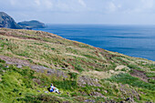 Ruhendes Paar auf Wanderpfad zum Ponta de Sao Laurenco, nahe Canical, Madeira, Portugal