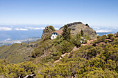 Hütte am Wanderpfad zum Gipfel des Berg Pico Ruivo, Pico Ruivo, Madeira, Portugal
