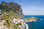 Ortschaft und Penha de Aguia Adlerfelsen, Porto da Cruz, Madeira, Portugal