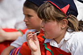 Mädchen genießt Lutscher bei der Parade zum alljährlich stattfindenden Madeira Blumenfest, Funchal, Madeira, Portugal
