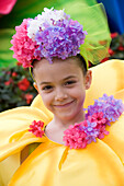 Mit Blumen geschmücktes junges Mädchen bei der Parade zum alljährlich stattfindenden Madeira Blumenfest, Funchal, Madeira, Portugal