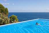 Frau im Schwimmbad am Estalagem da Ponta do Sol Design Hotel, Ponta do Sol, Madeira, Portugal