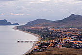 Blick von Portela auf Porto Santo Strand und Ortschaft, Vila Baleira, Porto Santo, nahe Madeira, Portugal