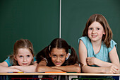 Drei Schülerinnen in einem Klassenzimmer, Hamburg, Deutschland