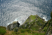 Blick von oben auf Felsküste und Meer, Klippen von Croaghaun, Achill Head, Achill Island, County Mayo, Westküste, Irland, Europa