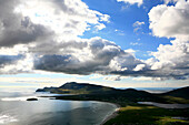 Blick auf Keel und Achill Head unter Wolkenhimmel, Achill Island, County Mayo, Westkueste, Irland, Europa