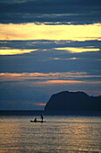 Fischer in der Corong-Corong Bay bei Sonnenuntergang, El Nido, Palawan, Philippinen, Asien