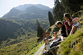 Familie auf einer Alm, Pflerschtal, Südtirol, Trentino-Alto Adige, Italien