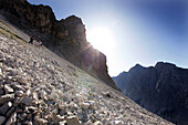 Zwei Wanderer auf dem Weg zur Zugspitze, Wettersteingebirge, Bayern, Deutschland