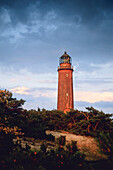 Leuchtturm am Weststrand unter Wolkenhimmel, Darss, Mecklenburg-Vorpommern, Deutschland, Europa