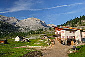 Schutzhütte Lavarella, Fanesalm, Naturpark Fanes-Senes-Prags, Dolomiten, Trentino-Südtirol, Italien