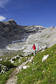 Woman hiking, La Varella, Naturpark Fanes-Sennes-Prags, Dolomites, Trentino-Alto Adige/South Tyrol, Italy
