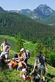 Wandergruppe mit Kindern rastet, Bayerische Alpen, Oberbayern, Bayern, Deutschland