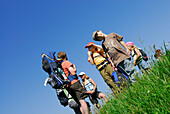 Wandergruppe mit Kindern auf einer Wiese, Bayerische Alpen, Oberbayern, Bayern, Deutschland