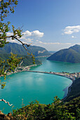 Luganersee mit Seedamm von Melide, Tessin, Schweiz