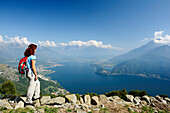 Frau blickt über Comer See, Monti Lariani, Lombardei, Italien