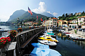 Bootshafen und Uferpromenade am Comer See, Menaggio, Lombardei, Italien