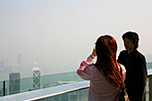 Touristen auf der Sky Terrace des Peak, Hongkong, China