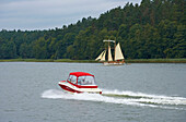 Segelboot auf dem Jez. Beldany (Beldahn-See), Zweimaster, Masurische Seenplatte, Mazurskie Pojezierze, Masuren, Ostpreußen, Polen, Europa