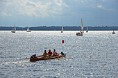 Segel- und Ruderboot auf dem Jezioro Dargin (Dargainen-See), Masurische Seenplatte, Mazurskie Pojezierze, Masuren, Ostpreußen, Polen, Europa
