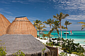 Hotelgebaeude auf Malediveninsel Kandooma, Malediven, Sued Male Atoll