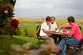 Gäste in einem Café, Norddorf, Insel Amrum, Schleswig-Holstein, Deutschland