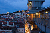 Rua de Santa Justa Fahrstuhl und Burg Castelo da Sao Jorge im Dämmerlicht, Baixa, Lissabon, Portugal, Europa