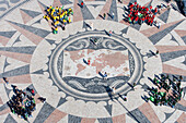 Blick vom Denkmal der Entdeckungen, Padrao dos Descobrimentos, auf großes Windrose Mosaik mit Weltkarte und Menschen darauf, Belem, Lissabon, Portugal, Europa