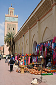 Souvenirverkäufer und Turm von Moschee, Marrakesch, Marokko, Afrika