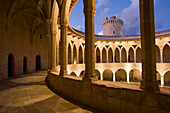 Castell de Bellver in der Abenddämmerung, Palma, Mallorca, Balearen, Spanien, Europa