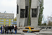 Menschen am Werft Denkmal in der Altstadt, Danzig, Polen, Europa