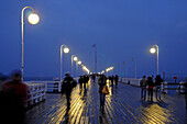 Menschen an der Mole von Sopot am Abend, Polnische Ostseeküste, Polen, Europa